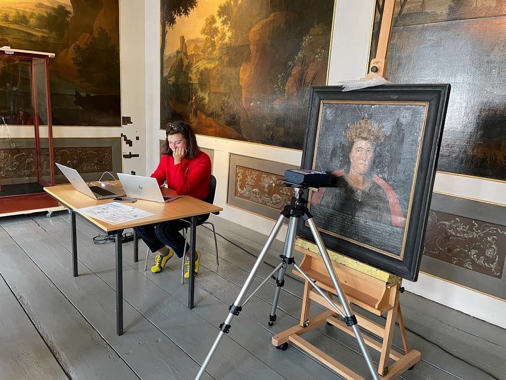 Het uit het voormalig stadhuis van Medemblik ontvreemde portret van Koning Radboud tijdens een eerder wetenschappelijk onderzoek.