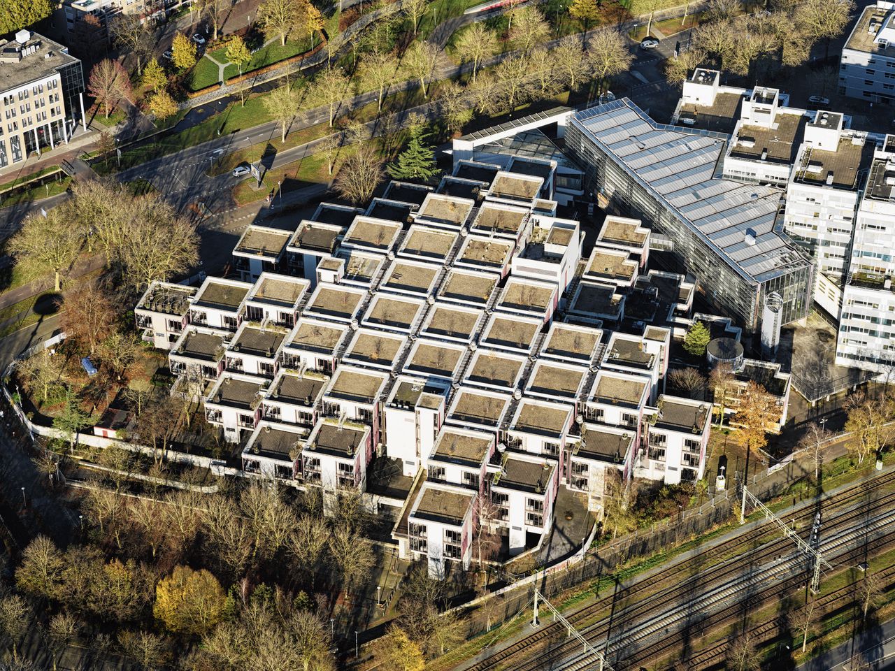 Certitudo bezit het voormalige hoofdkantoor van Centraal Beheer in Apeldoorn, een van de architectonische hoogtepunten van de stad. Het geldt als toonaangevend voorbeeld van het structuralisme.