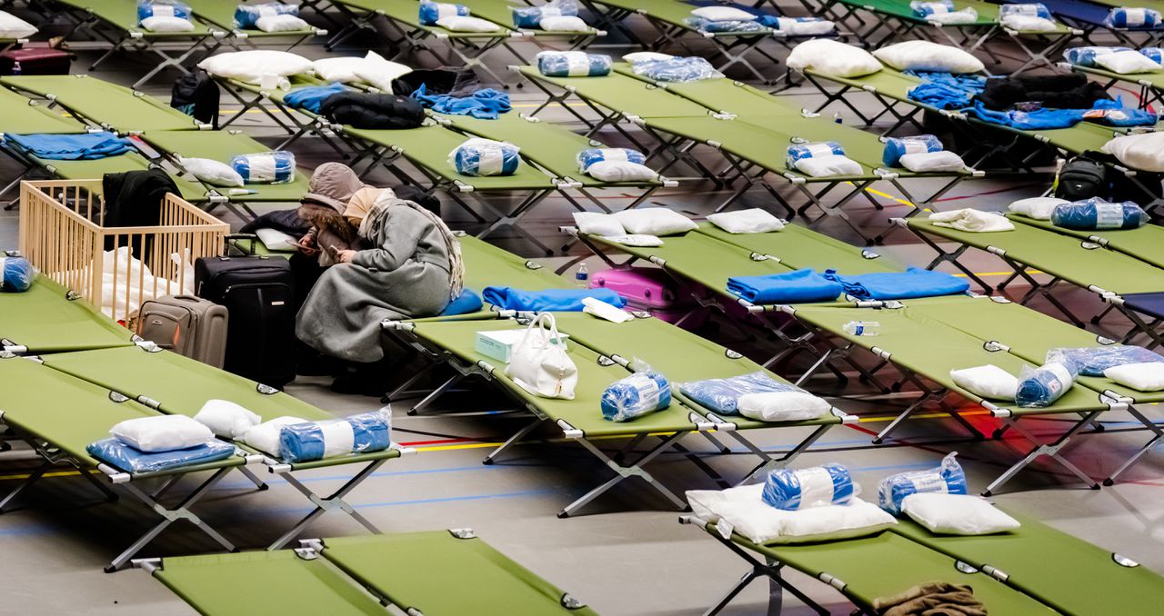 Oekraïense vluchtelingen worden tijdelijk opgevangen in een sporthal in Rotterdam-Zuid.