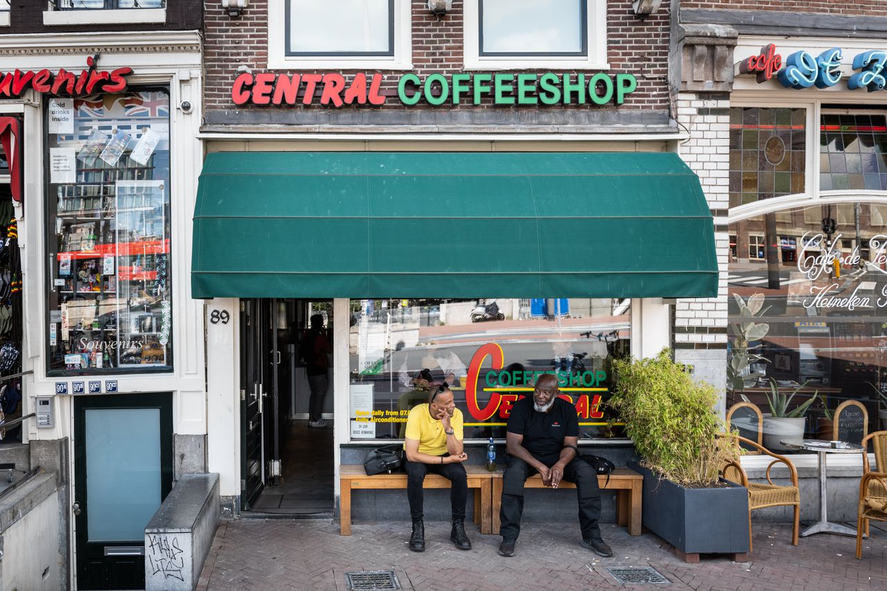 Een vergunning voor een coffeeshop mag tijdelijk worden, concludeerde de Raad van State in een rechtszaak die was aangespannen tegen de gemeente Roermond. Foto Simon Lenskens