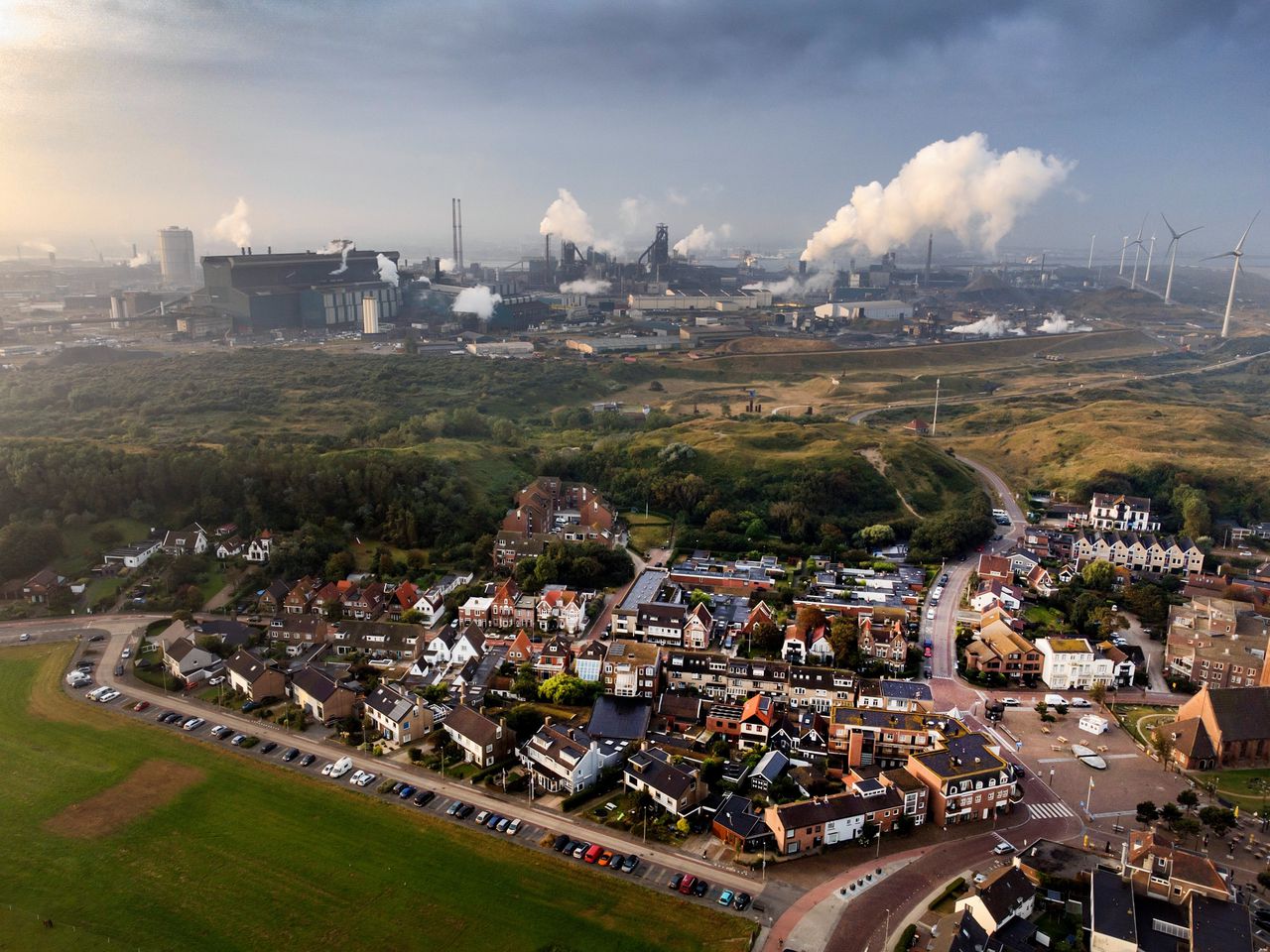 Het kustplaatsje Wijk aan Zee, met op de achtergrond het complex van Tata Steel.