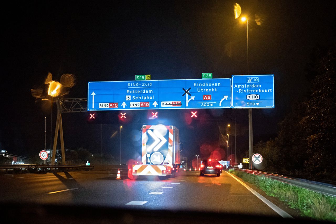 De wegafsluiting is onderdeel van de werkzaamheden aan het Zuidasdok, de grootschalige verbouwing van het stationsgebied bij station Amsterdam-Zuid.