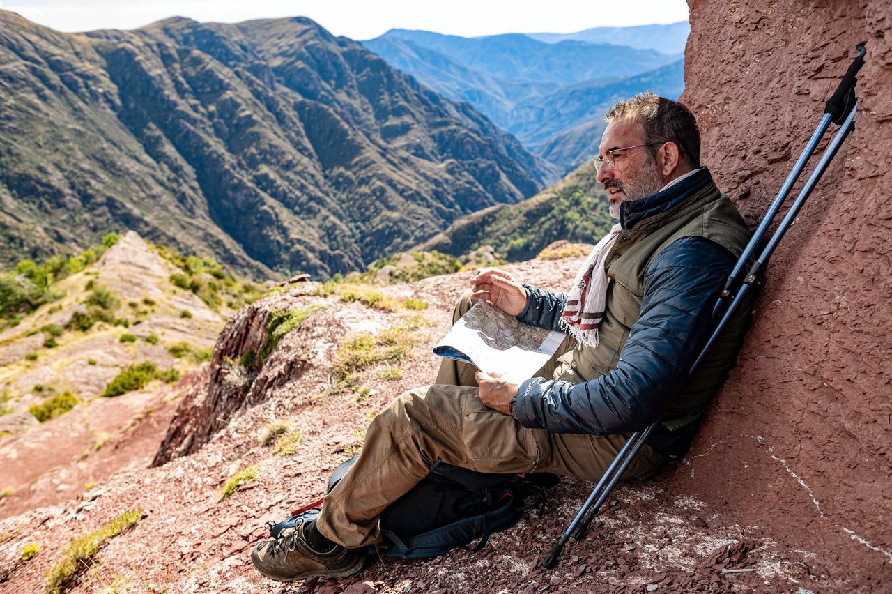 Pierre (Jean Dujardin) gaat de paden op in ‘Sur les chemins noirs’.