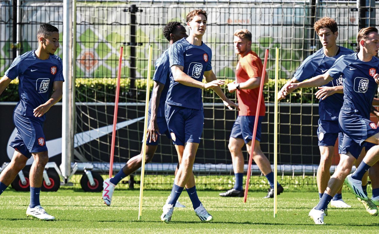 Ruben van Bommel (midden) deze week bij een training van Jong Oranje.