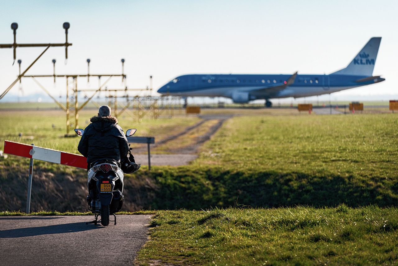 Een van de landingsbanen van Schiphol. De luchthaven zou de afgelopen jaren aangetoond hebben de stikstofuitstoot te hebben beperkt.