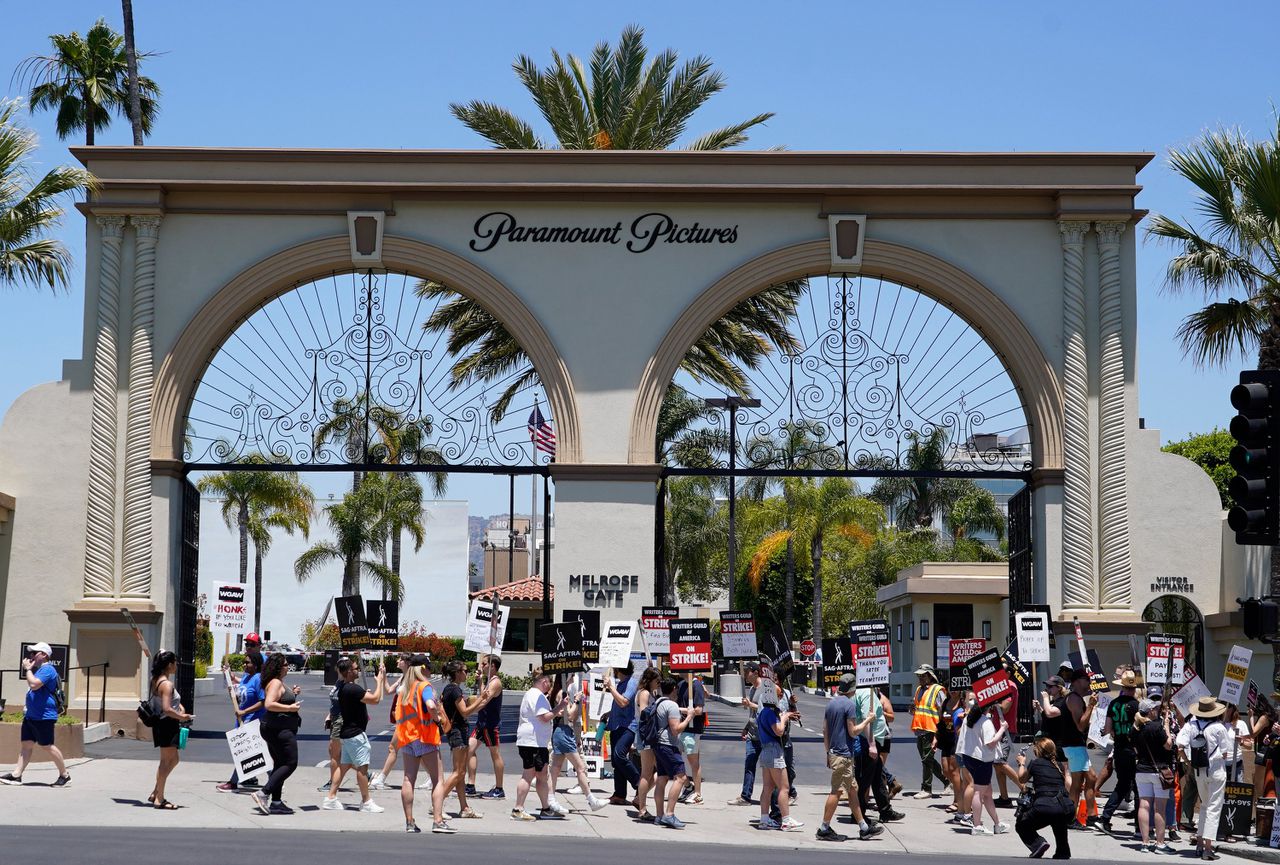 Stakende schrijvers en acteurs buiten de Paramount-studio's in Los Angeles.