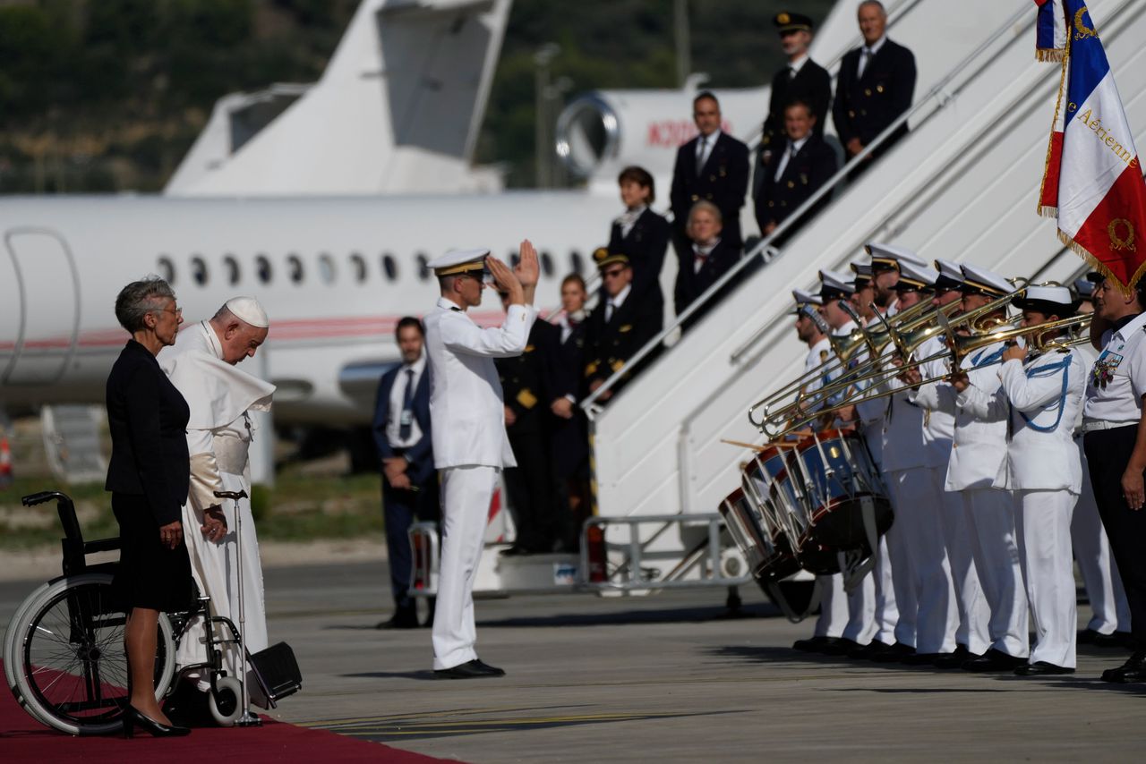 Paus Franciscus wordt verwelkomd door de Franse premier Elisabeth Borne, links, bij aankomst op de internationale luchthaven van Marseille voor een tweedaags bezoek. Hij zich zal voegen bij de katholieke bisschoppen uit het Middellandse Zeegebied over discussies die zich grotendeels op migratie zullen richten.