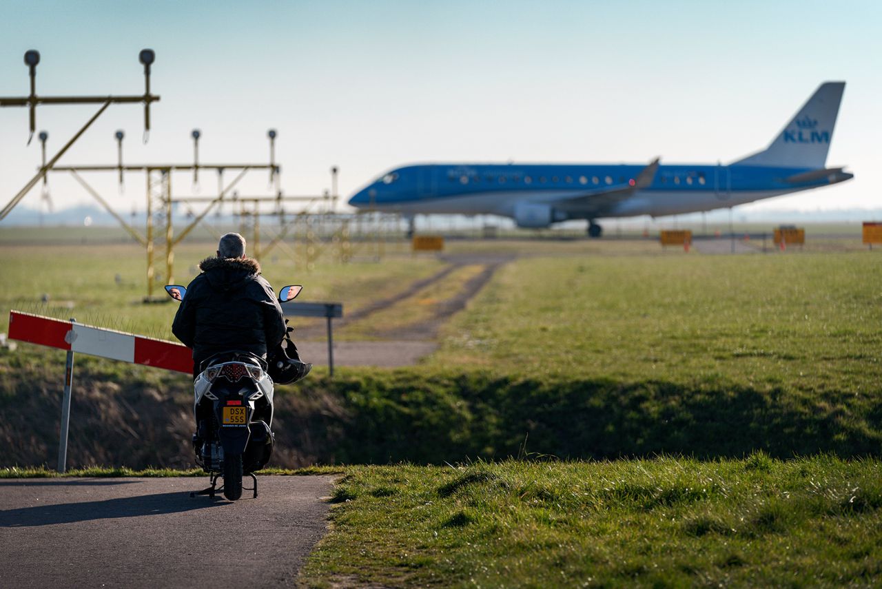 Naast een permanente vergunning van 440.000 aantal vluchten per jaar, vaardigt stikstofminister Christianne van der Wal ook een tijdelijke vergunning uit voor maximaal 500.000 vluchten per jaar.