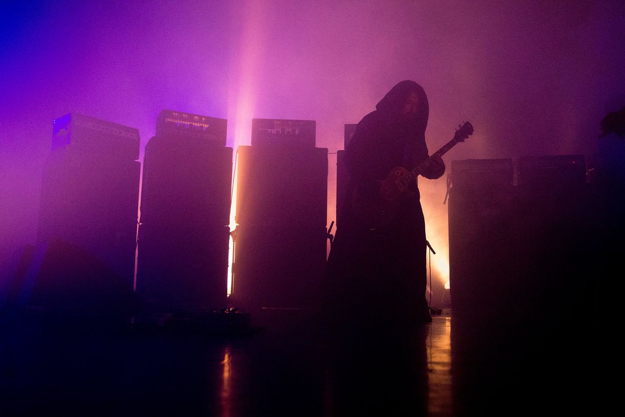 Greg Anderson van Sunn O))) bij optreden in 2015.