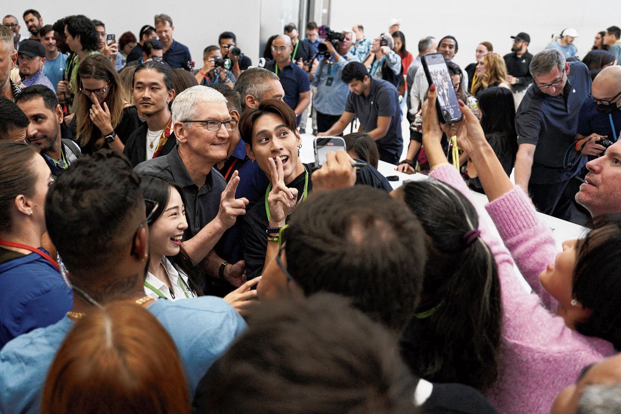 Apple-baas Tim Cook poseert tijdens een evenement op het hoofdkantoor in het Californische Cupertino, op 12 september 2023.