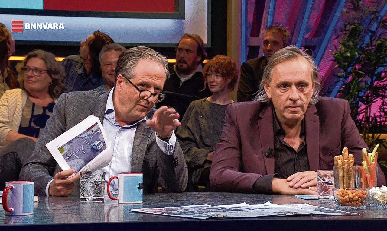 Marcel van Roosmalen krijgt in zijn eigen talkshow theorieles van oud-D66-leider en huidig CBR-baas Alexander Pechtold