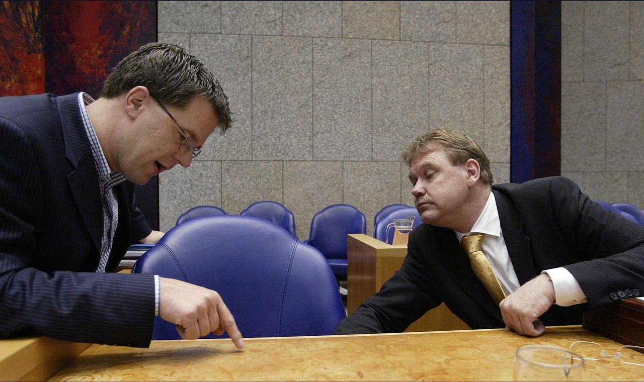 Mark Rutte moet zich verantwoorden voor zijn optreden als staatssecretaris Sociale Zaken (hier in 2003 met minister De Geus, CDA).