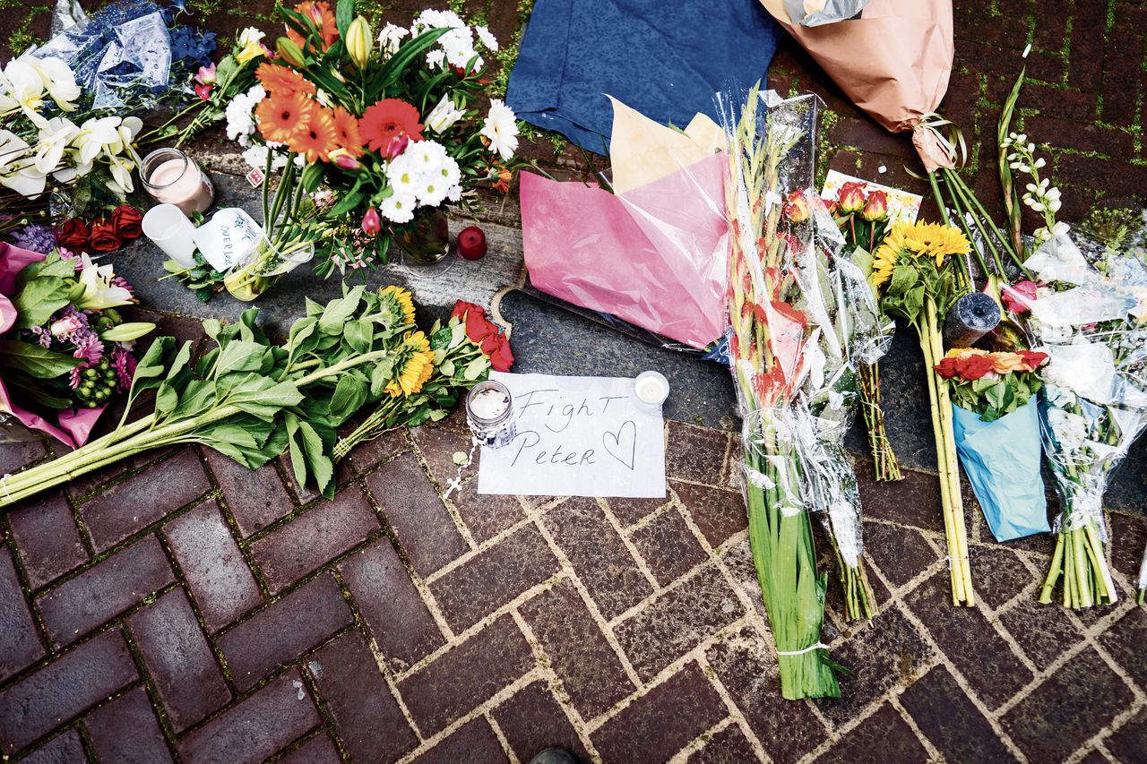 Bloemen op de plek waar de misdaadverslaggever werd neergeschoten in de Lange Leidsedwarsstraat in het centrum van Amsterdam.