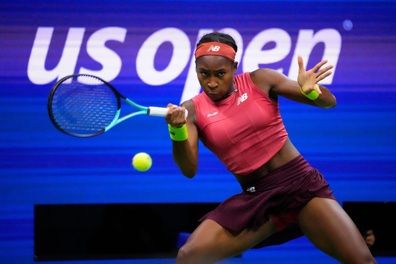 Coco Gauff slaat een forehand in de finale van de US Open, die zij won van de Wit-Russische Aryna Sabalenka.