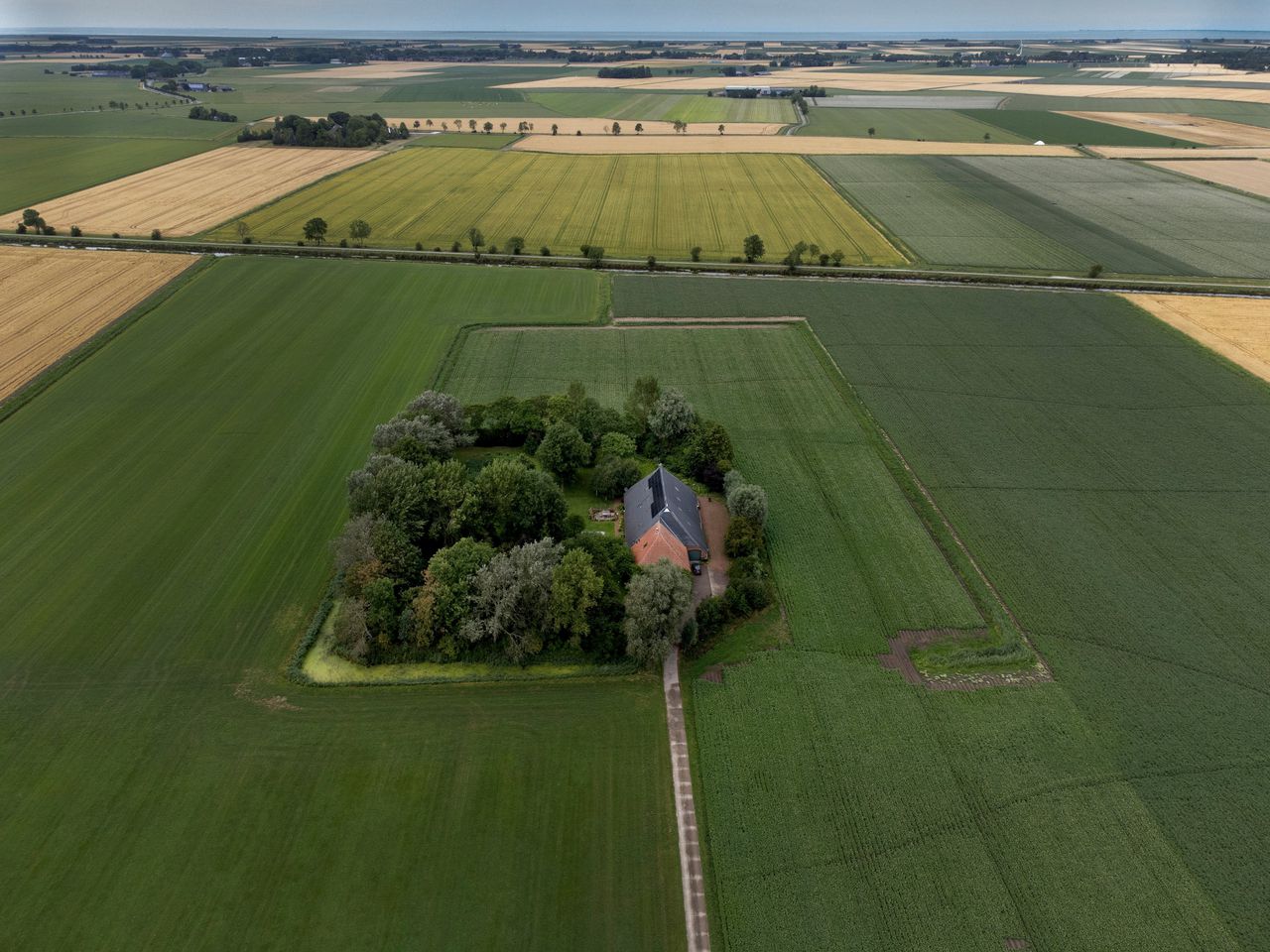 Het huis van Sied Prins en zijn partner, te midden van akkers en weilanden.