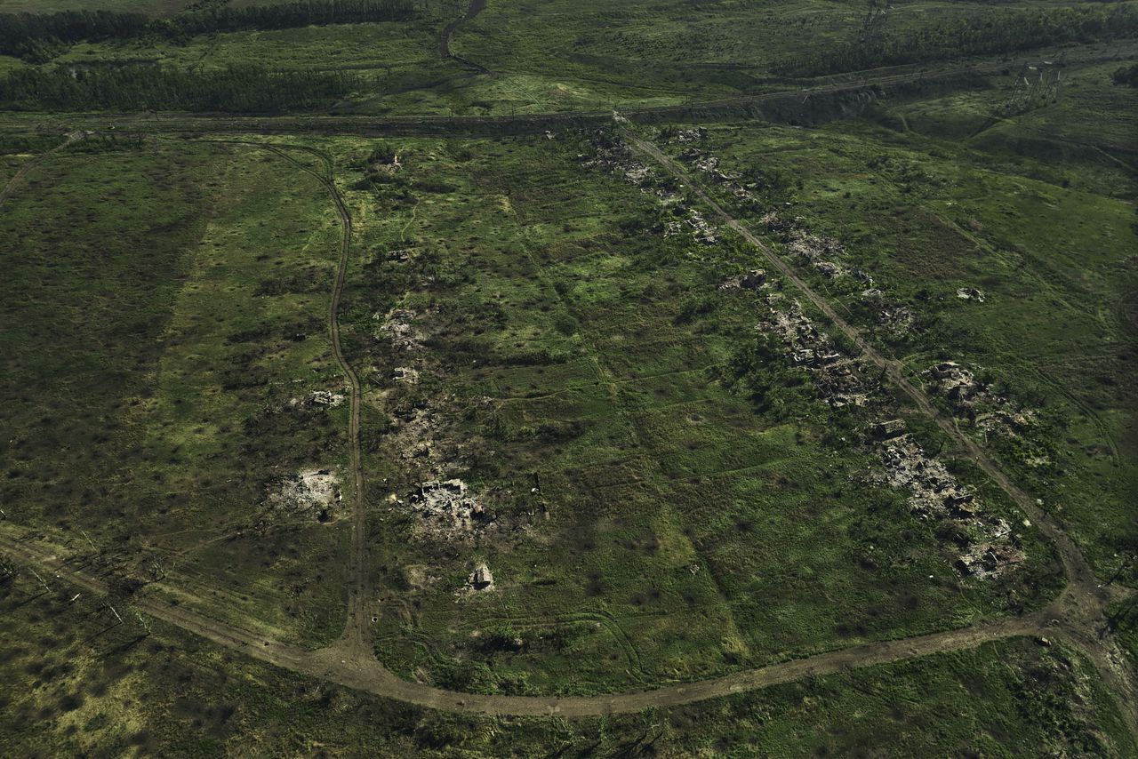 Een beeld vanuit de lucht van de verwoeste huizen in het dorp Opytne, bij Bachmoet.