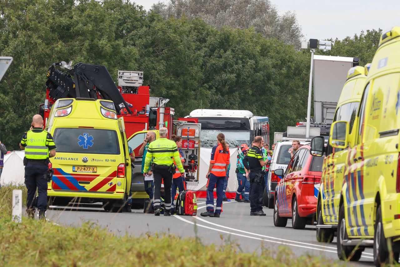 Hulpdiensten zijn massaal uitgerukt naar het Friese Berlikum, waar een botsing heeft plaatsgevonden.