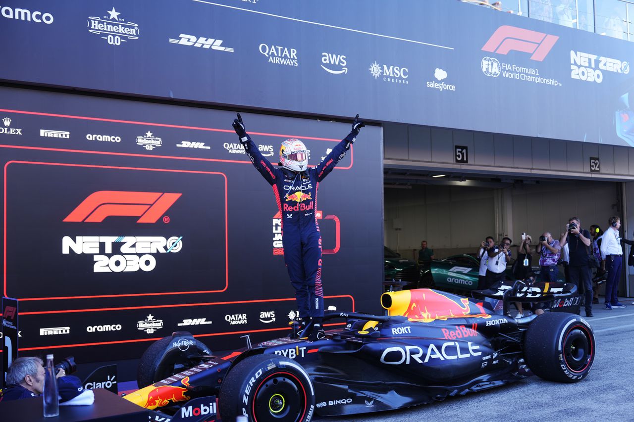 Max Verstappen viert zijn overwinning op het Suzuka Circuit in Japan.