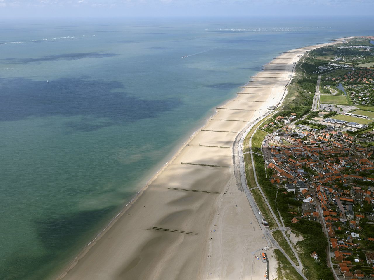 Klimaatactivisten maken zich zorgen om het besluit, maar de regering zegt energiezekerheid op dit moment het belangrijkst te vinden.