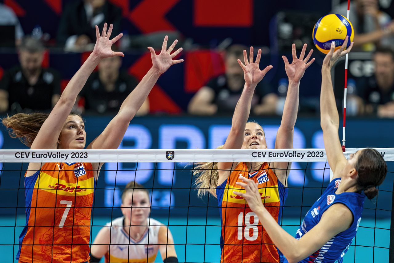 Juliët Lohuis en Marrit Jasper in actie tijdens de halve finale van het EK volleybal tegen Tijana Boskovic van regerend wereldkampioen Servië.