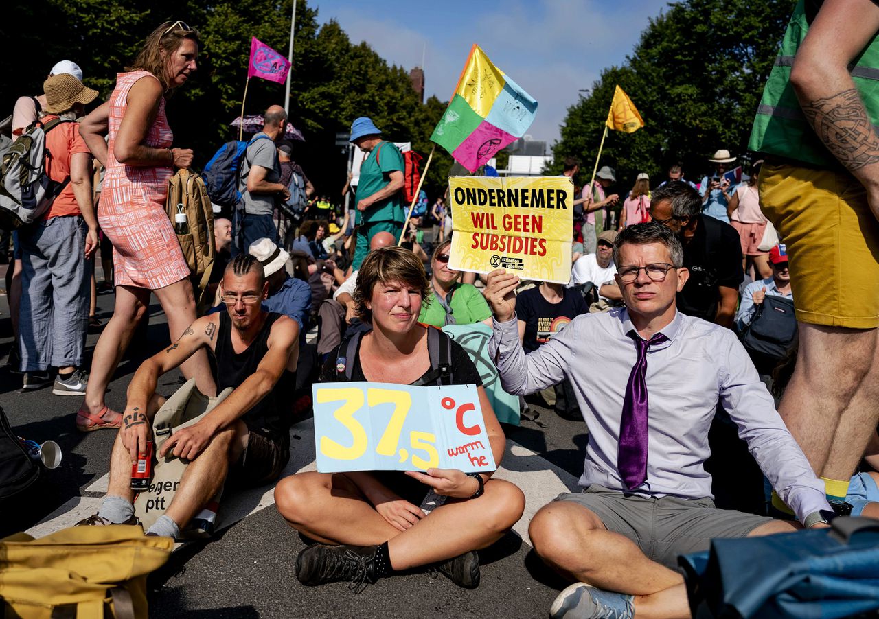 Ook op de derde dag van de marathonstaking van Extinction Rebellion zitten actievoerders weer op de A12.