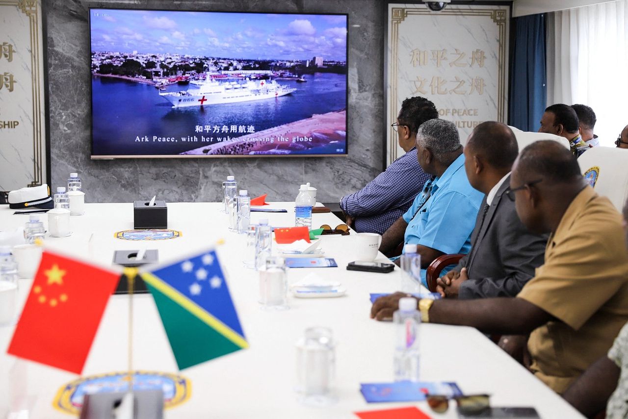 Functionarissen van de Salomoneilanden en China overleggen aan boord van een Chinees ziekenhuisschip in de haven van Honiara, de hoofdstad van de eilandenstaat.