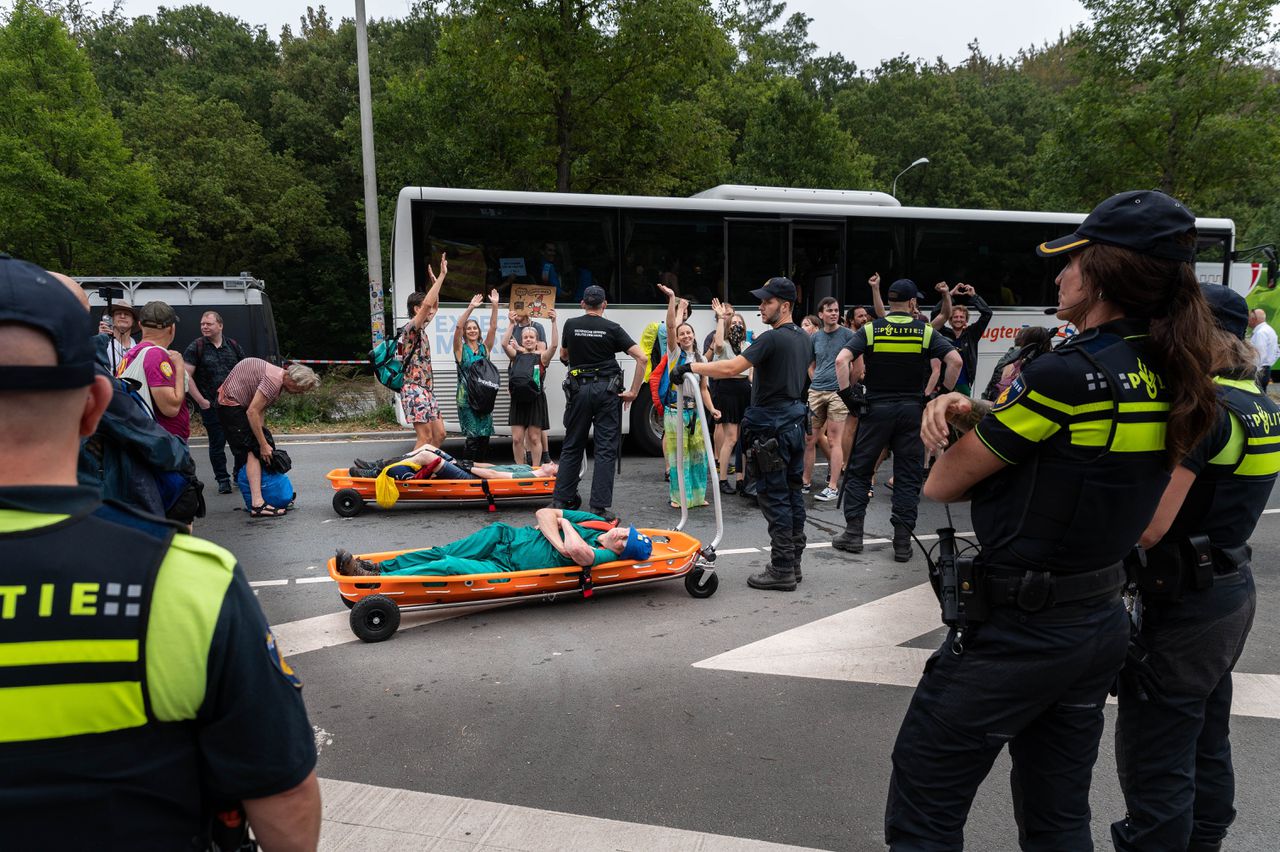 De XR-demonstranten op de A12 werden maandag door de politie als vreedzaam ingeschat, dus werden ze niet hardhandig aangepakt.