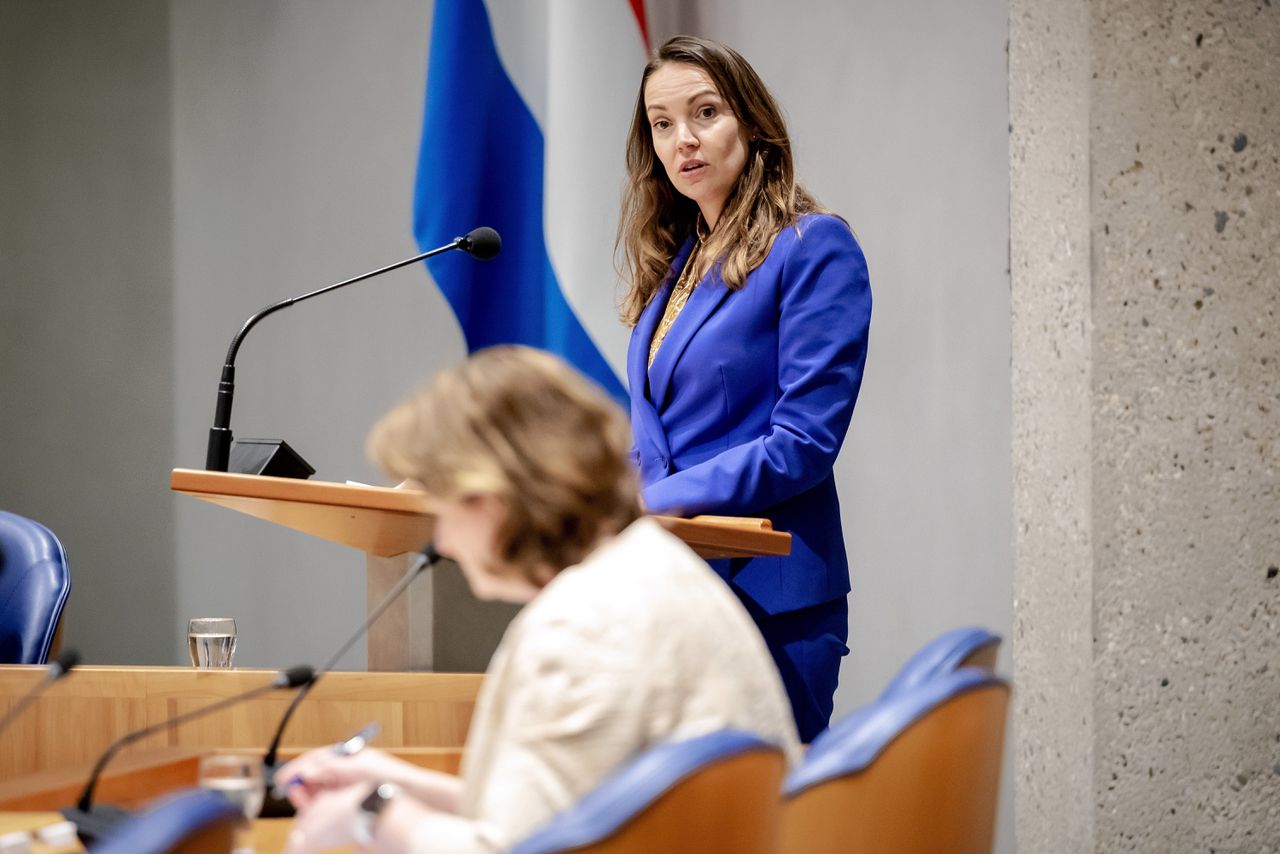 Vicefractievoorzitter Bente Becker, hoog op de kandidatenlijst, tijdens het wekelijkse vragenuur in de Tweede Kamer.