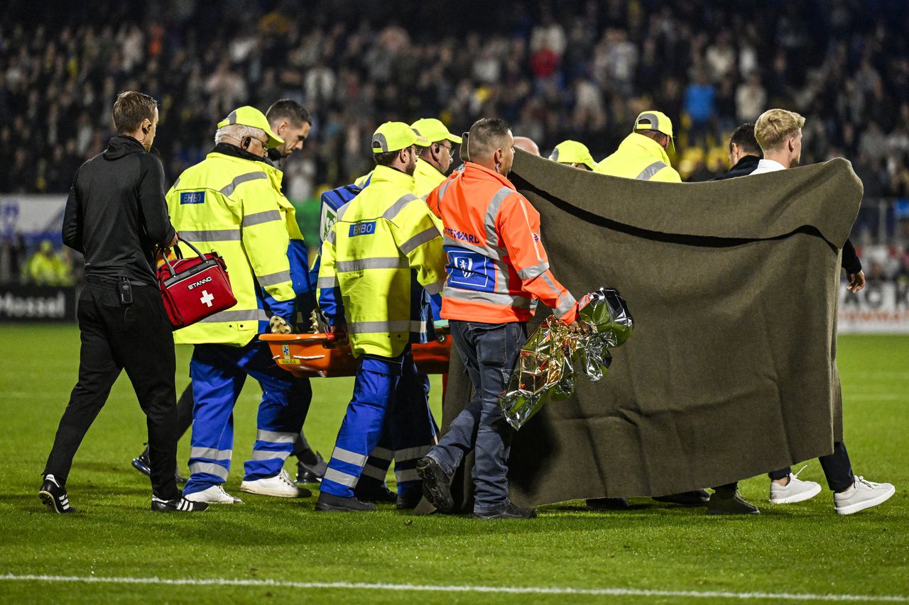 RKC-keeper Etienne Vaessen wordt van het veld gedragen.