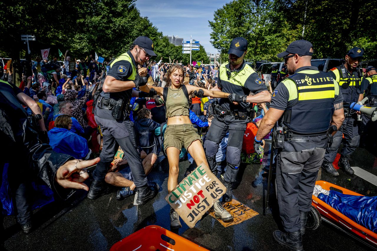 De politie greep zaterdag opnieuw in, en zette ook waterkanonnen in.