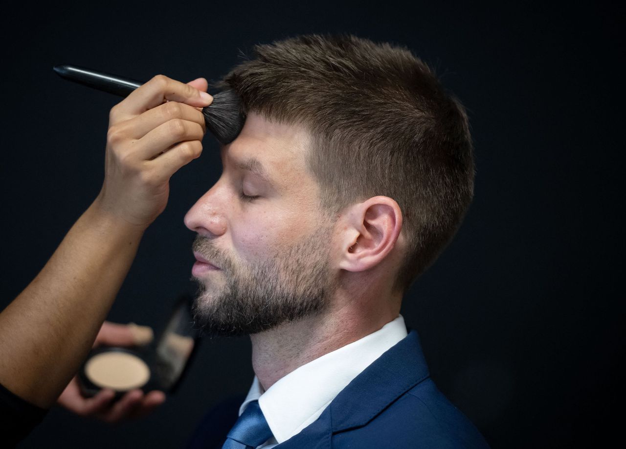 Michal Šimecka van Progressief Slowakije neemt het bij de verkiezingen dit weekend op tegen de populistische oud-premier Robert Fico.