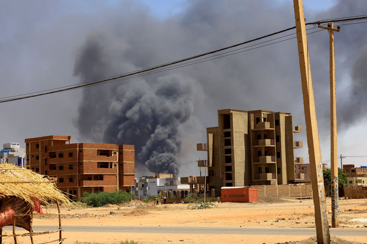 Rook na een eerdere luchtaanval in Khartoum, op 1 mei.