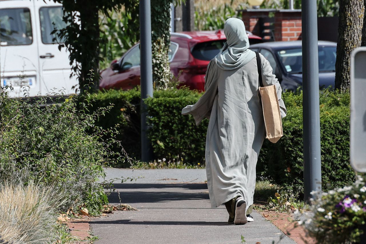 Een vrouw in de Noord-Franse stad Lille draagt een abaya.