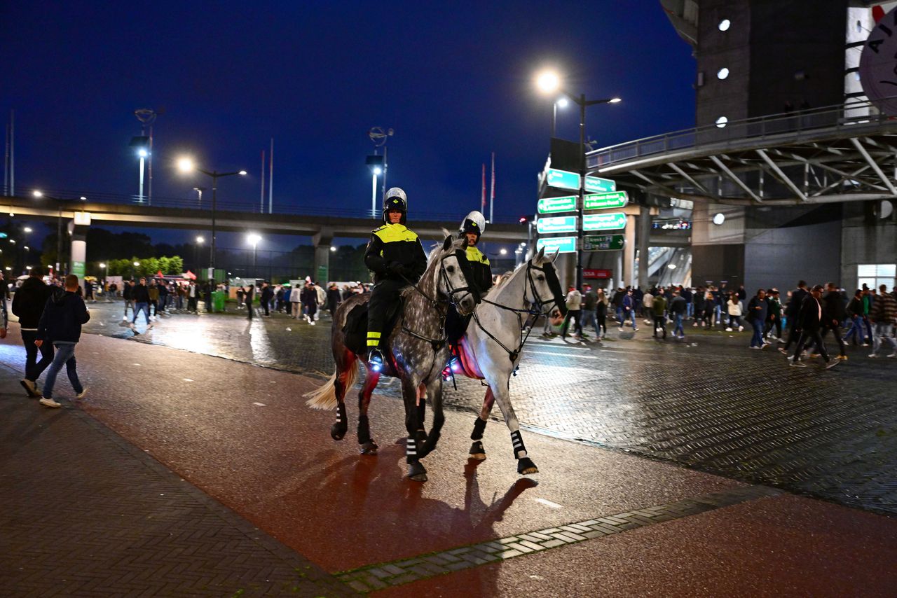 Politie bij de Johan Cruijff Arena voor de Europa League-wedstrijd van Ajax tegen Olympique Marseille