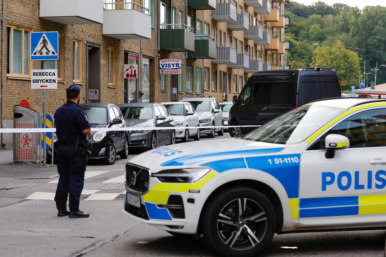 Politie bij een explosie bij een appartement eerder deze maand.