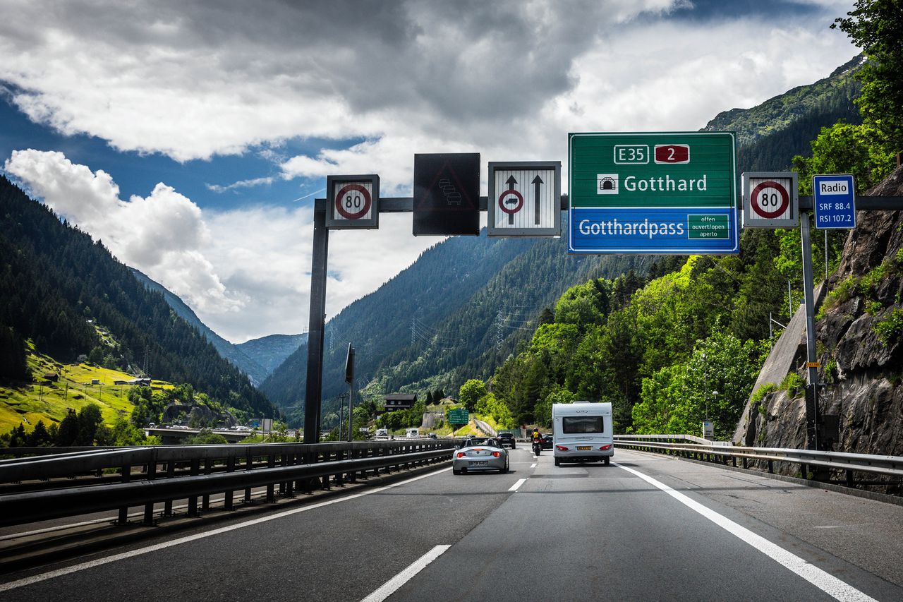 Vakantieverkeer op snelweg A2 ter hoogte van Luzern in Zwitserland richting de Gotthard-autotunnel.