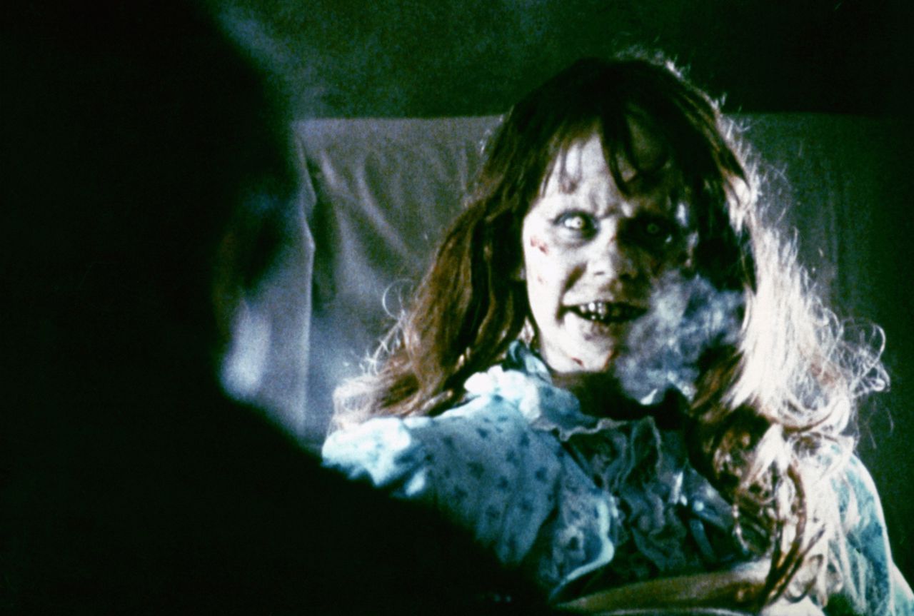 Het tienermeisje Regan (Linda Blair) wordt bezeten door de demon Pazuzu, in het ook nu nog urgente, griezelige meesterwerk ‘The Exorcist’ (1973).