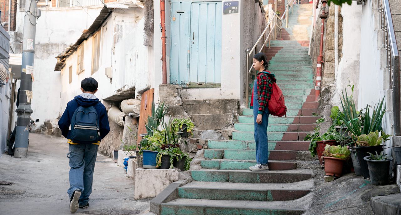 Nora en Hae Sung (Moon Seung-ah en Leem Seung-min) hadden als kinderen al een klik, in ‘Past Lives’.