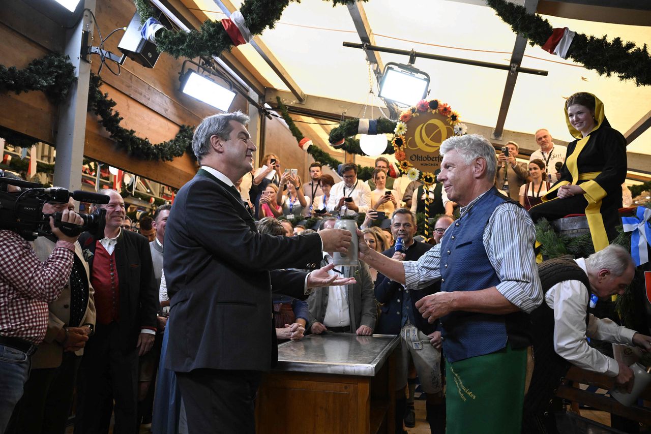 Dieter Reiter (rechts), de burgemeester van München, biedt CSU-leider Markus Söder een bierpul aan bij de opening van het Oktoberfest, 16 september.