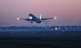 Een vliegtuig van Transavia stijgt op vanaf Schiphol. De luchthaven wil alle nachtvluchten schrappen om de geluidsoverlast te beperken. 