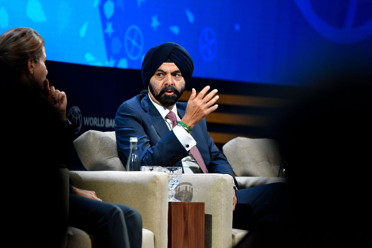 De nieuwe voorzitter van de Wereldbank Ajay Banga bij een paneldiscussie tijdens de jaarvergadering van de Wereldbank en IMF in Marrakech.