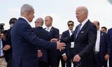 De Israëlische premier Benjamin Netanyahu (links) begroet de Amerikaanse president Joe Biden op de luchthaven van Tel Aviv, woensdagochtend. 