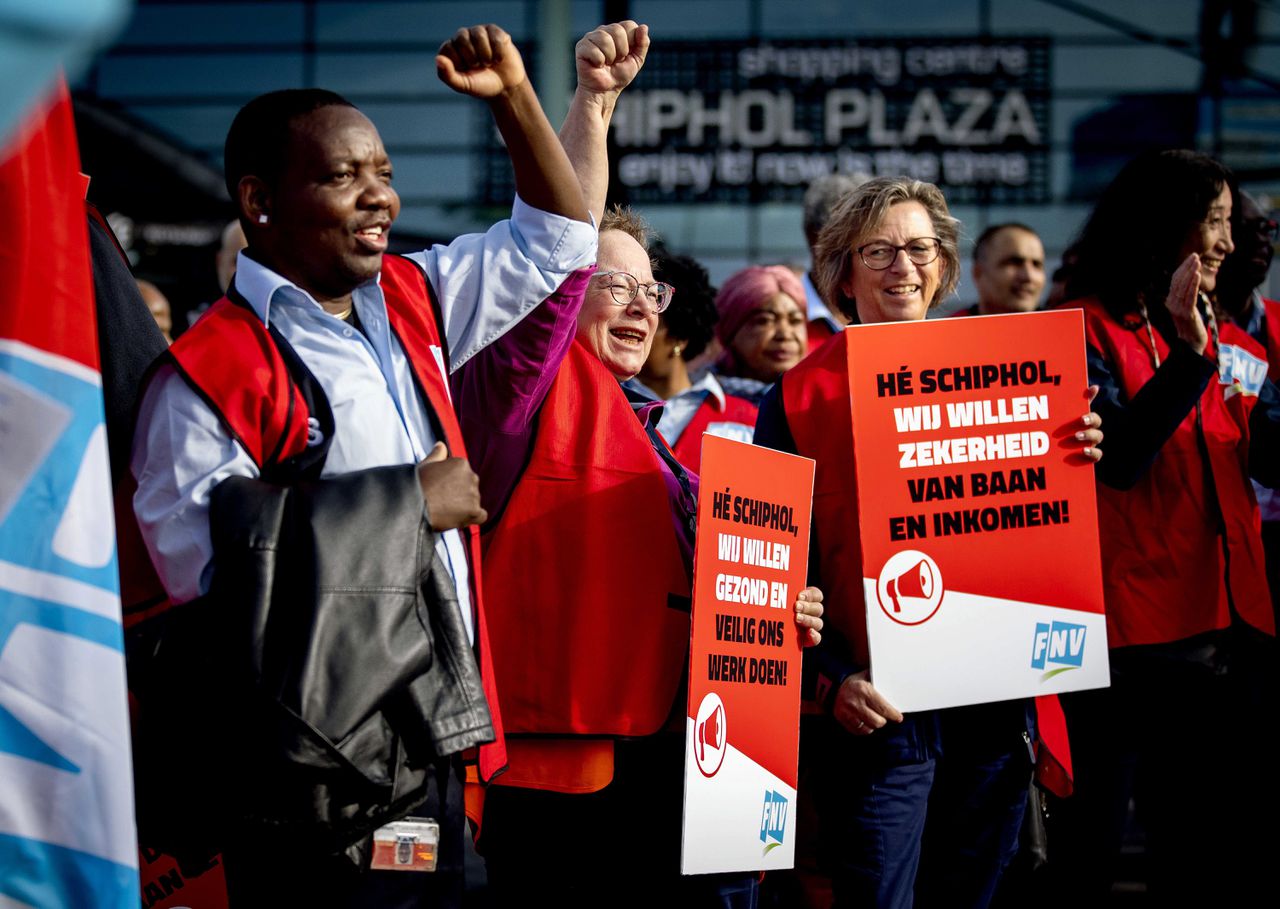 Medewerkers van Schiphol voeren actie voor behoud betere arbeidsvoorwaarden.