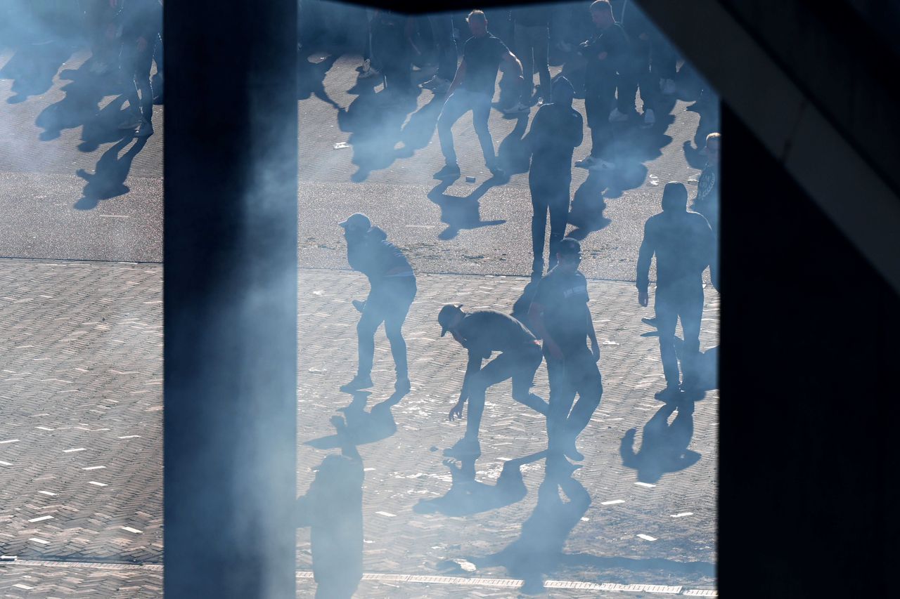 De politie zet traangas in na afloop van de wedstrijd tussen Ajax en Feyenoord op 24 september, in Amsterdam.