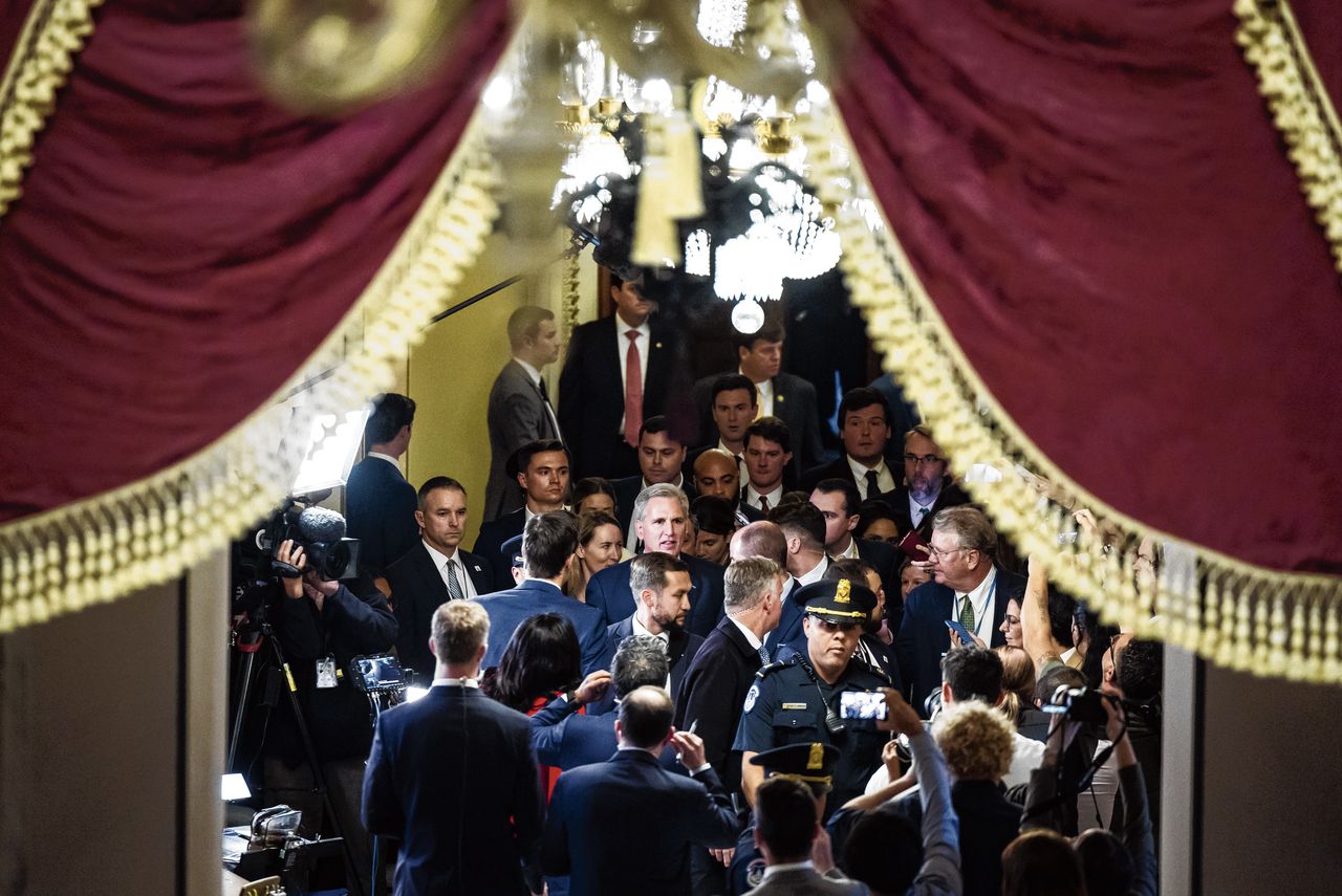 Kevin McCarthy (midden) loopt naar zijn kantoor nadat hij dinsdagavond is weggestemd als voorzitter van het Huis van Afgevaardigden.