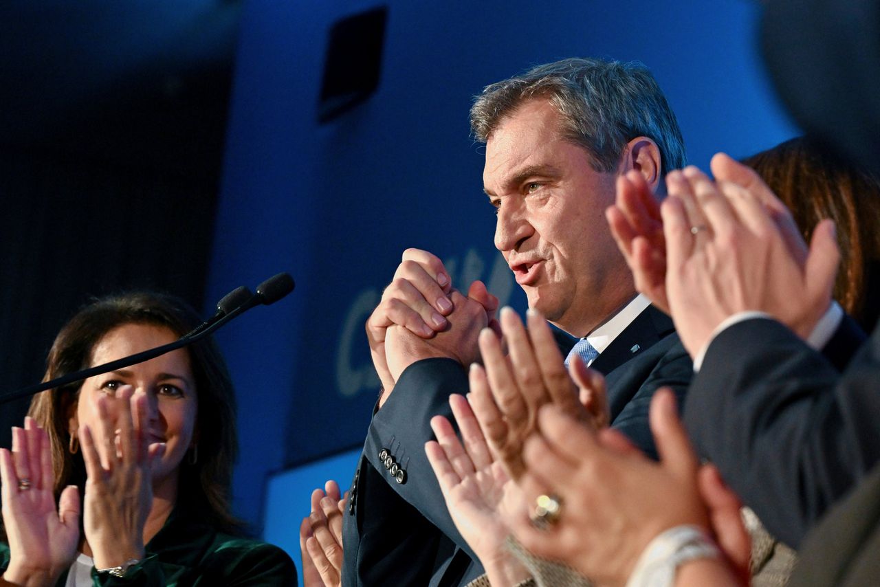 Markus Söder, minister-president van Beieren, krijgt applaus na de bekendmaking van de eerste resultaten van de verkiezingsuitslag in de Duitse deelstaat, zondagavond in München.