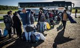 Zomer vorig jaar vertrokken vluchtelingen vanaf het aanmeldcentrum in ter Apel per bus naar opvanglocaties. Binnen enkele weken zal er voor een paar duizend asielzoekers geen opvangplek meer beschikbaar zijn.