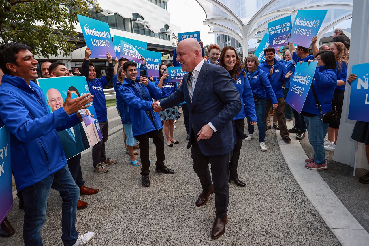 National Party-leider Luxon komt aan bij de uitslagenavond van zijn partij in het NIieuw-Zeelandse Auckland.