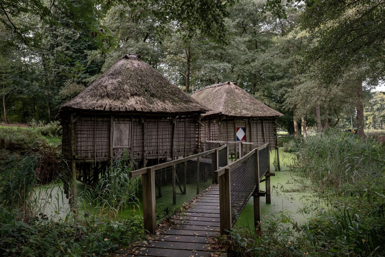 De nagebouwde paalwoningen van Ganvié (Benin) in het Afrika Museum in Berg en Dal.