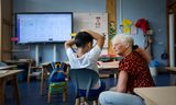 Op basisschool de Globe geeft juf Mar les aan veertien zevenjarigen. Ze werkte eerder op een witte school in Hoofddorp.